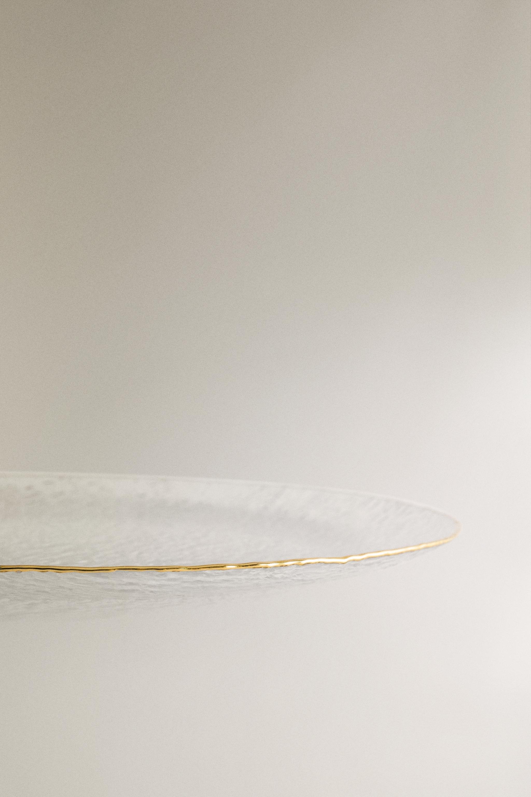 RAISED GLASS CHARGER WITH GOLD RIM